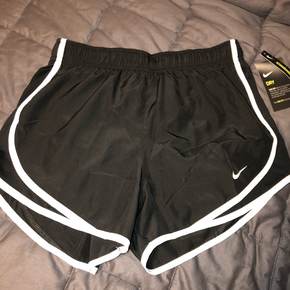 🆕 Nike • Black & White Dry Fit Tempo shorts - Picture 4 of 4